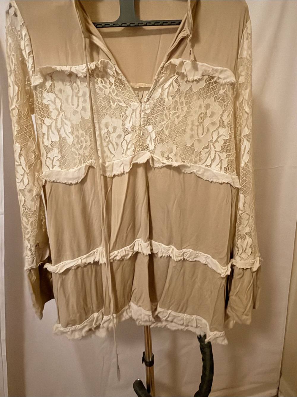 Lavish Women’s Size Small Beige Bohemian/Boho Lace Trim Long Sleeve Blouse